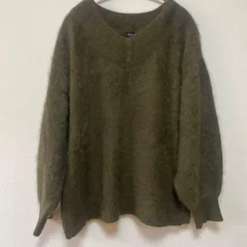 올리브 그린 V넥 니트 스웨터