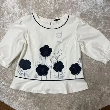 꽃무늬 자수 화이트 오부 소매 상의 사이즈 40