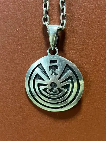 맨 인 메이즈 실버 펜던트 탑