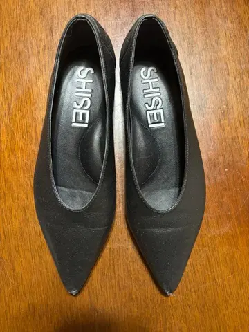 SHISEI 블랙 스틸레토 플랫슈즈