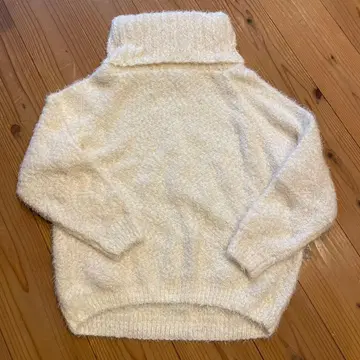 아이보리 터틀넥 니트 M 사이즈 상당