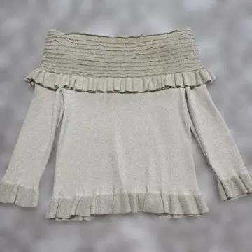 TO BE CHIC 프릴 오프숄더 니트 화이트 라메 케이프