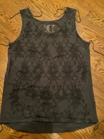 스컬 디자인의 블랙 탱크탑