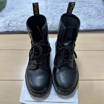 닥터마틴 8홀 부츠