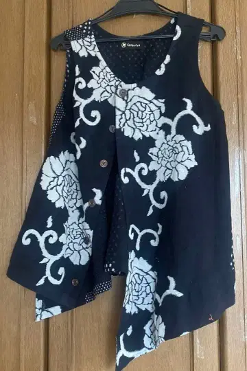 비대칭 블랙과 화이트 꽃무늬 슬리브리스 튜닉 교토 chidoriya