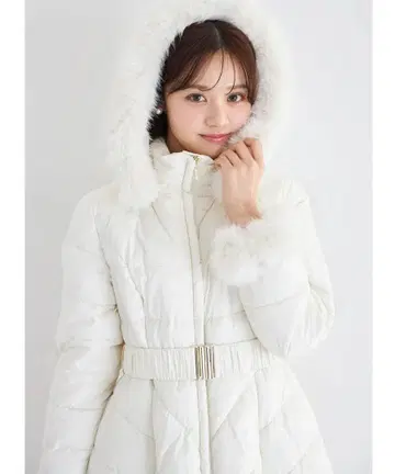 탈부착 가능한 퍼 & 벨트 포함 핏 & 플레어 퀼팅 코트 아이보리