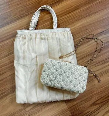 아이보리 계열 비즈 장식 클러치백과 토트백 세트