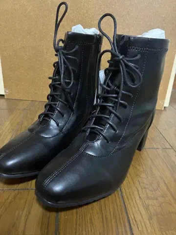 블랙 레이스업 숏부츠 지퍼 포함