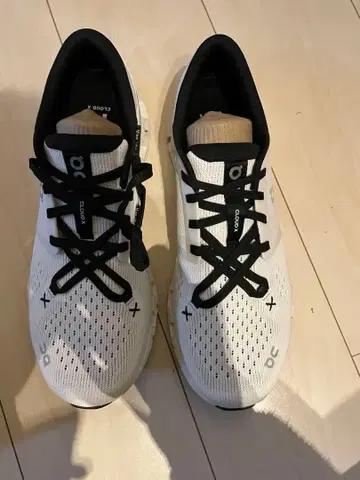 미사용 새상품 On cloud X 4 스니커즈 화이트 27cm