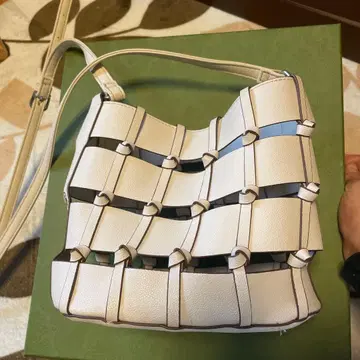 화이트 뜨개질 숄더백