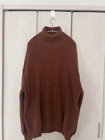 브라운 터틀넥 니트 스웨터