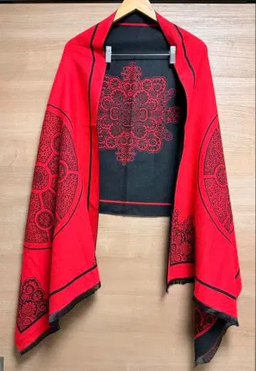 빨간색과 블랙의 기하학 패턴 스톨 숄 (리버서블)