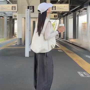 A.subjiject Gathered Hem Zip Vest white