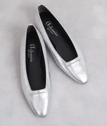 큐빅 바 스퀘어 컷 플랫슈즈