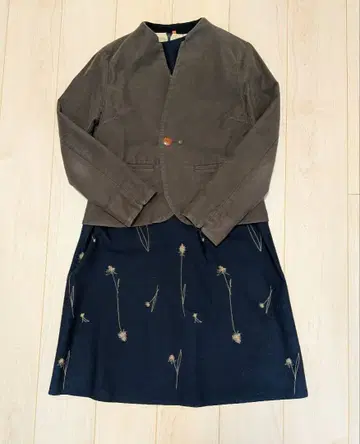 팔라스 팰리스 네이비 자수 원피스 x 카키 노카라 자켓 세트 사이즈 2
