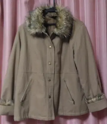 퍼 달린 베이지 자켓