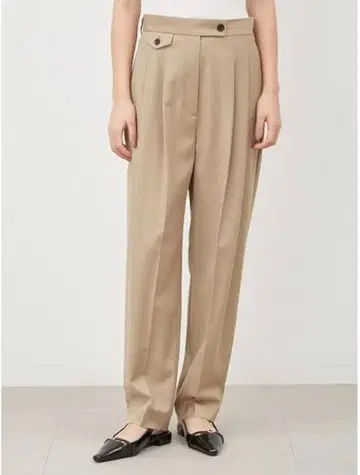 [택 포함 새상품] 미라 오웬 플랩 디자인 2턱 팬츠