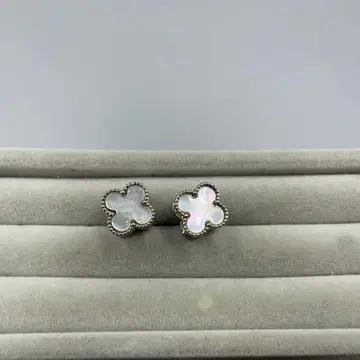 28 빈티지 클로버형 모조개 스터드 귀걸이