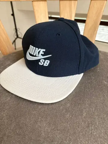 NIKE SB 네이비/화이트 스냅백 캡