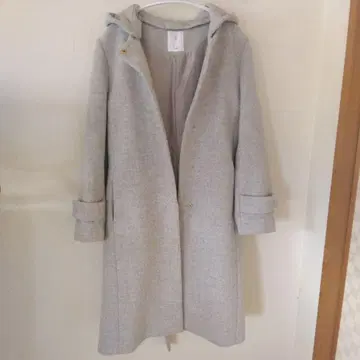 라이트 그레이 후드 부착 롱 코트