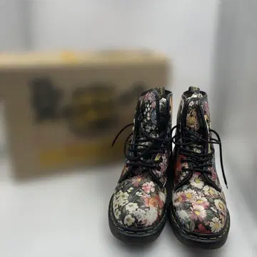 [ s.t600 ] Dr.Martens 꽃무늬 가죽 하이컷 부츠