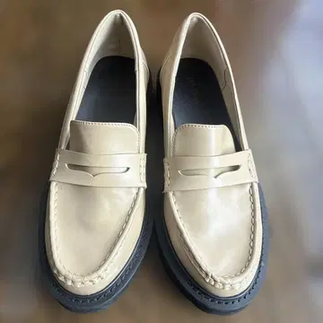 베이지 가죽 로퍼 슬립온