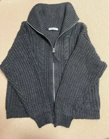 그레이 케이블 짜임 지퍼 스웨터