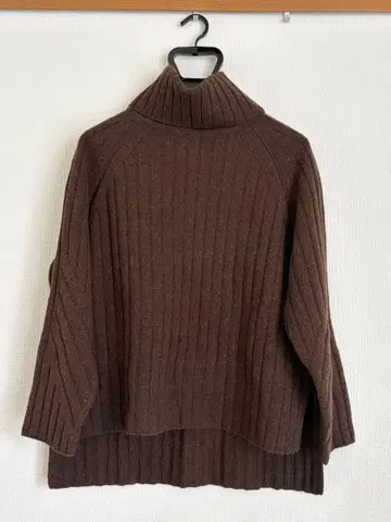 자유구 터틀넥 스웨터 브라운 미사용 새상품 택 포함