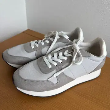 그레이/화이트 스니커즈