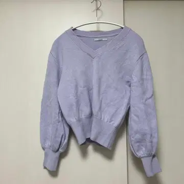 라벤더 V넥 벌룬 소매 스웨터