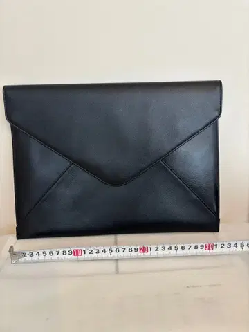 블랙 가죽 엔벨로프 클러치백