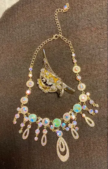 목걸이와 머리핀 세트