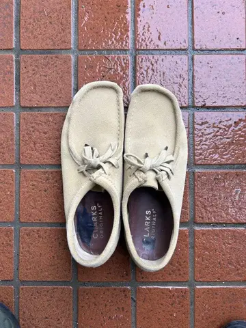 Clarks 베이지 스웨이드 로퍼