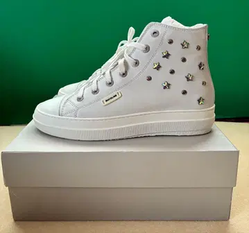 미사용 새상품 루코라인 화이트 하이컷 스니커즈 별 모양 스터드