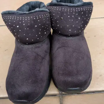 스터드 장식이 달린 다크 그레이 부츠