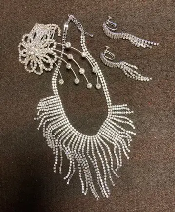 실버 목걸이와 머리핀과 귀찌