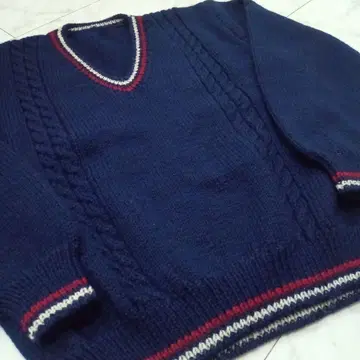 네이비 V넥 케이블 짜임 스웨터