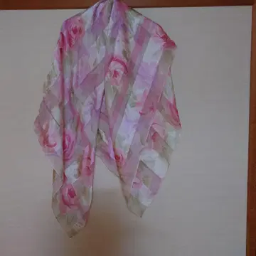 실크 100% 핑크 계열 꽃무늬 스카프 약 86cm x 89cm