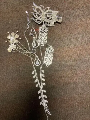 목걸이와 머리핀과 귀찌 세트