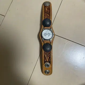 KC,s 가죽 조각 시계