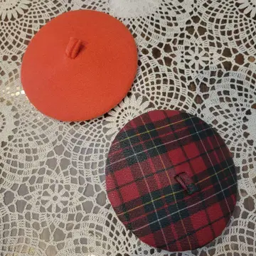 오렌지와 체크 무늬의 미니 베레모