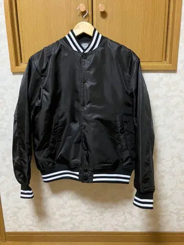 새상품급 유나이티드 애슬레 스타디움 자켓 충전솜 블랙 S