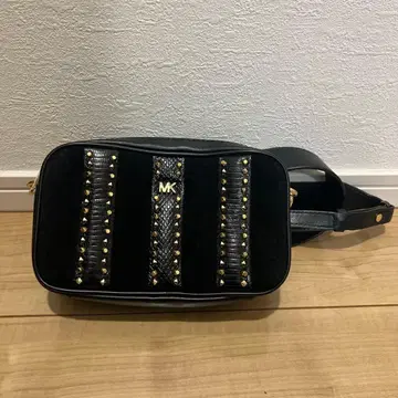 MK 블랙 숄더백 스터드 부착