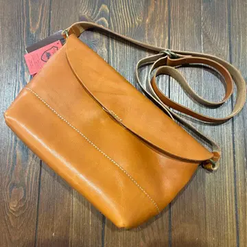 브라운 가죽 플랩 숄더백 도치기 가죽