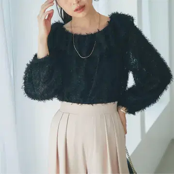 라 부티크 봉봉 페더 자카드 프릴 칼라 블라우스 블랙