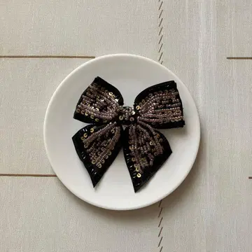 비즈 장식의 블랙 리본형 브로치 beams?