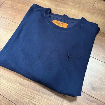 Universal Overall 자수 로고 롱 슬리브 T셔츠