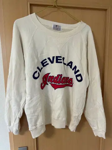 CLEVELAND Indians 맨투맨 크림색