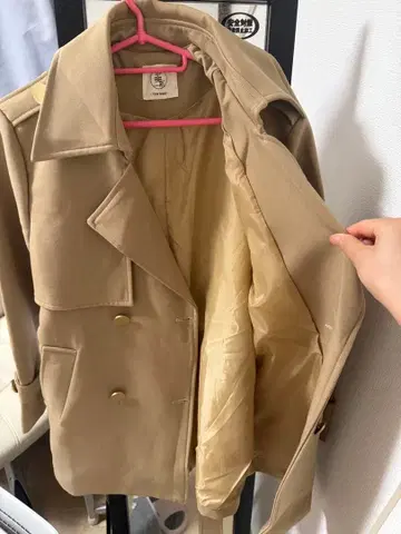 베이지 더블 브레스트 트렌치코트