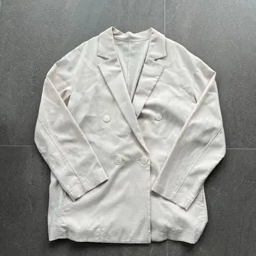 크림색 테일러드 자켓 투버튼